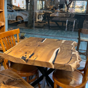 میز ناهارخوری دو نفره چوب سنجد با طراحی روستیک و رزین مشکی همراه با دو صندلی لهستانی چوب توسکا